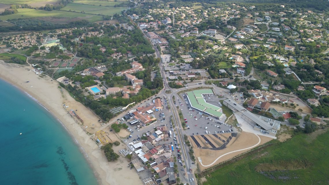 vue aérienne du centre de Porticcio avec la place Saint-Laurent et le centre administratif
