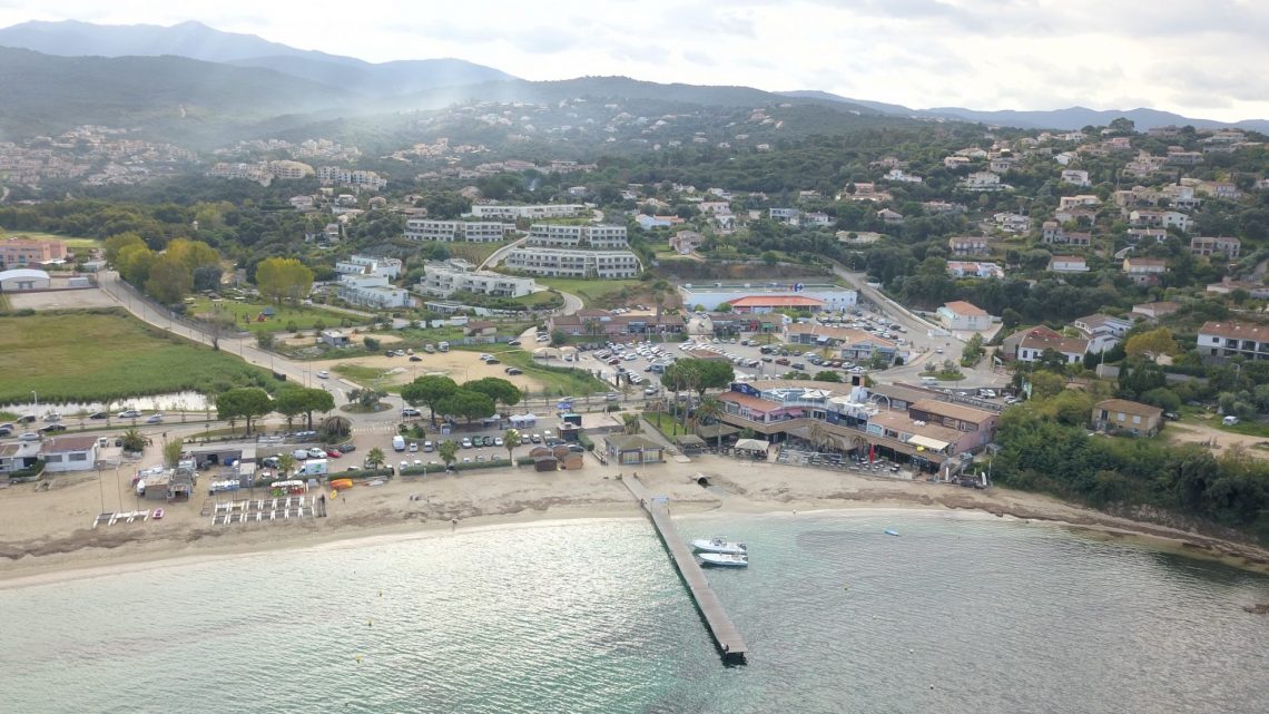 Vue aérienne de la station balnéaire de Porticcio et le ponton de la navette maritime qui relie le coeur de la ville d'Ajaccio à Porticcio