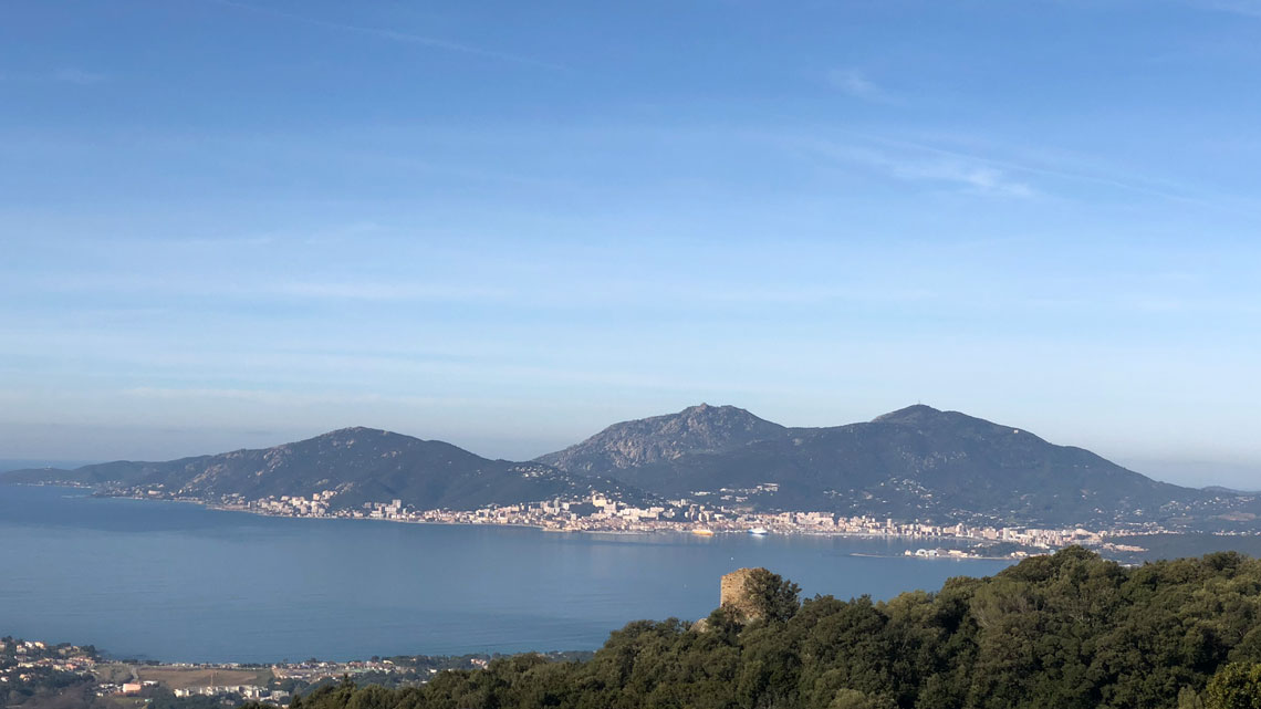 Vue sur le Golf d'Ajaccio avec la tour de frassu au premier plan